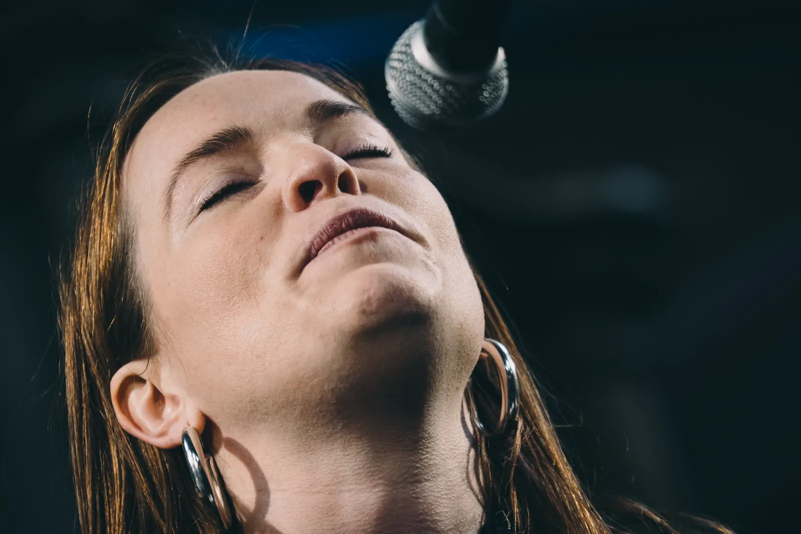 Radie Peat singing into a microphone in 2017